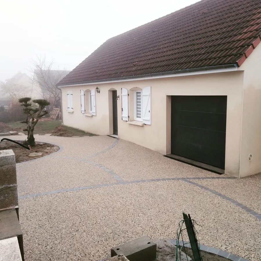 Allée en béton désactivé le long d'une maison