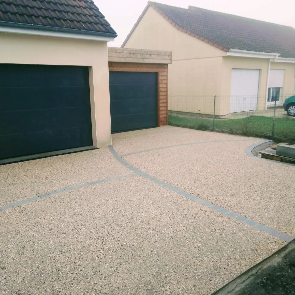 Cour en béton désactivé devant deux portes de garage